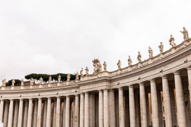 Roma, İtalya - 28 Haziran 2019: bulutlu gökyüzünün altında Roma heykelleriyle antik yapı