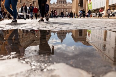 Roma, İtalya - 28 Haziran 2019: Roma'da sokakta yürüyen insanların kırpılmış görünümü, İtalya