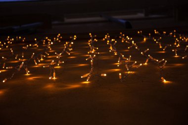 Roma,İtalya'da duvarda ampuller çelenk ile aydınlatma