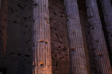 Roma, İtalya - 28 Haziran 2019: beton duvar ve antik sütunlar