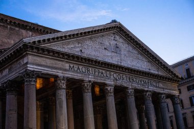 Roma, İtalya - 28 Haziran 2019: mavi gökyüzünün altında sütunlu antik panteon