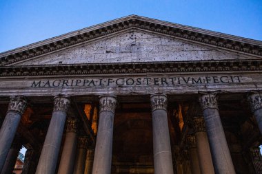 Roma, İtalya - 28 Haziran 2019: mavi gökyüzünün altında sütunlu antik panteon