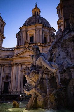 Roma, İtalya - 28 Haziran 2019: Gökyüzünün altındaki eski binanın yakınında antik Roma heykelleriyle çeşme 