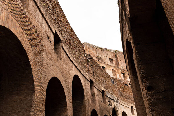 РИМ, ИТАЛИЯ - 28 ИЮНЯ 2019 года: текстурированные руины древних зданий
