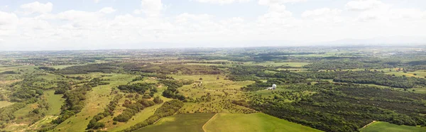 Panoramatický Záběr Nádherné Krajiny Zelenými Kopci Pod Modrou Oblohou Mraky — Stock fotografie