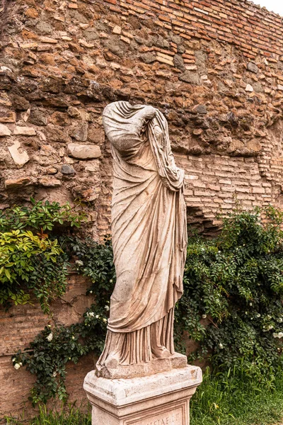 Rome Italy June 2019 Ancient Headless Statue Brick Wall Green — Stock Photo, Image