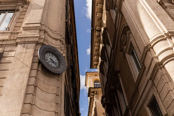 Roma Itália Junho 2019 Vista Baixo Edifícios Com Relógio Rua — Fotografia de Stock
