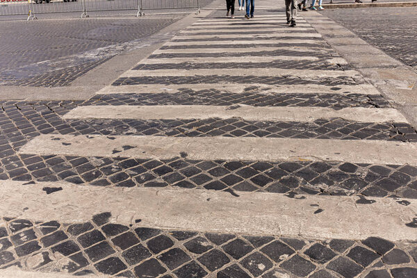 Обрезанный вид людей на перекрестке в Риме,
