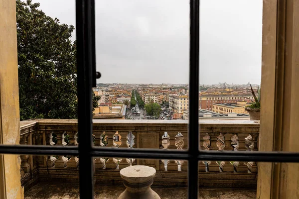 Vieux Balcon Béton Derrière Fenêtre Rome Italie — Photo