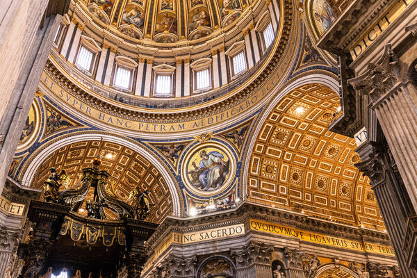 РИМ, ИТАЛИЯ - 28 ИЮНЯ 2019 г.: интерьер музеев Ватикана с древними фресками
 