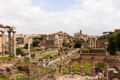 Rom, Italien - 28. Juni 2019: Touristen spazieren durch das Forum Romanum unter grauem Himmel