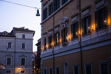 Roma'da mavi gökyüzü altında aydınlatma ile binalar, İtalya