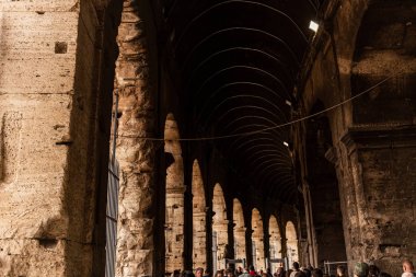 Roma, İtalya - 28 Haziran 2019: taş duvarlarla antik binada turist kalabalığı 
