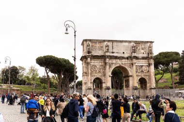 Roma, İtalya - 28 Haziran 2019: Konstantin kemeri yakınında turist kalabalığı