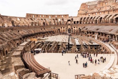 Roma, İtalya - 28 Haziran 2019: gri gökyüzünün altında kolezyum turist kalabalığı