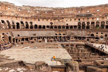 Roma, İtalya - 28 Haziran 2019: kolezyum harabeleri ve gri gökyüzü altında turist kalabalığı