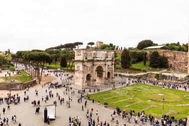 Roma, İtalya - 28 Haziran 2019: Gri gökyüzünün altında Konstantin kemeri yakınlarındaki meydanda turist kalabalığı