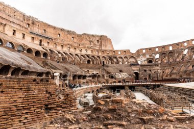 Roma, İtalya - 28 Haziran 2019: kolezyum harabeleri ve gri gökyüzü altında turist kalabalığı