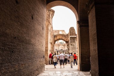 Roma, İtalya - 28 Haziran 2019: Antik binaların yakınında yürüyen bir grup turistin tam boy görünümü 