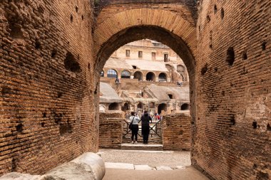 Roma, İtalya - 28 Haziran 2019: kolezyum harabeleri ve gri gökyüzü altında turist kalabalığı