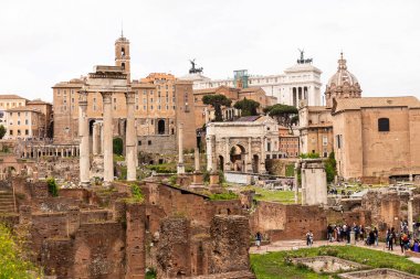 Roma, İtalya - 28 Haziran 2019: Roma Forumu'nda yürüyen turist kalabalığı