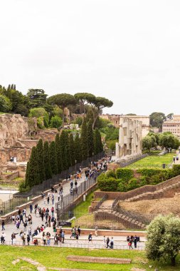 Roma, İtalya - 28 Haziran 2019: Roma Forumu'nda yürüyen turist kalabalığı