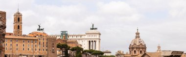 Roma, İtalya - 28 Haziran 2019: Bulutlu gökyüzü altında eski binaların panoramik çekim
