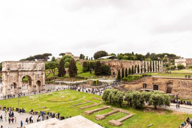 Roma, İtalya - 28 Haziran 2019: Eskiler binalarıile Roma Forumu'nda yürüyen turistler
