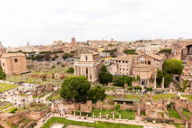 Roma, İtalya - 28 Haziran 2019: Gri gökyüzü altında Roma forumu etrafında yürüyen turistler