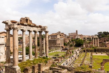 Roma, İtalya - 28 Haziran 2019: Gri gökyüzü altında Roma forumu etrafında yürüyen turistler