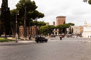 Roma, İtalya - 28 Haziran 2019: sokakta insanlar, arabalar ve otobüsler 