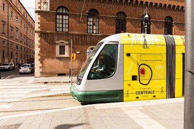 Roma, İtalya - 28 Haziran 2019: güneşli bir günde sokakta sarı otobüs