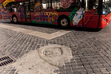 Roma, İtalya - 28 Haziran 2019: güneşli bir günde kaldırımda kırmızı otobüste ki insanlar