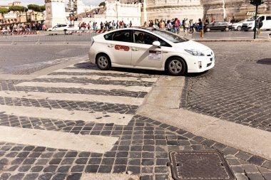 Roma, İtalya - 28 Haziran 2019: güneşli bir günde kaldırımda insan ve araba kalabalığı