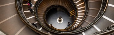 Roma, İtalya - 28 Haziran 2019: Vatikan müzelerinde Bramante Merdiveni'nde insanların panoramik fotoğrafı
