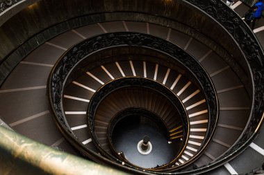 Roma, İtalya - 28 Haziran 2019: Vatikan müzelerinde eski sarmal Bramante Merdiveni