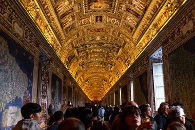 Roma, İtalya - 28 Haziran 2019: Vatikan müzelerinde yürüyen ve etrafa bakan turist kalabalığı