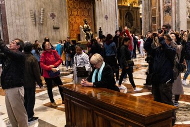 Roma, İtalya - 28 Haziran 2019: Vatikan müzelerinde yürüyen ve fotoğraf çeken turist kalabalığı