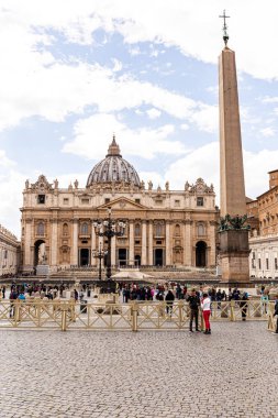Roma, İtalya - 28 Haziran 2019: St. Peter Bazilikası önünde turist kalabalığı