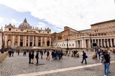Roma, İtalya - 28 Haziran 2019: St. Peter Bazilikası önünde turist kalabalığı