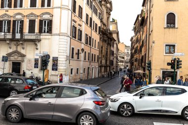 Roma, İtalya - 28 Haziran 2019: binaların yakınındaki sokakta insan ve araba kalabalığı