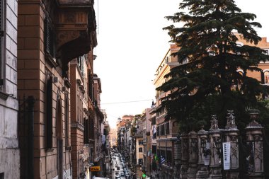 Roma, İtalya - 28 Haziran 2019: Eski binaların yakınındaki sokakta insanlar ve arabalar