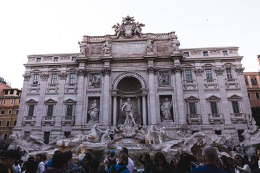 Roma, İtalya - 28 Haziran 2019: heykellerle eski binanın önünde insan kalabalığı