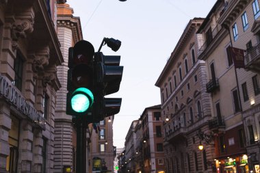 Roma, İtalya - 28 Haziran 2019: eski binalar ve trafik ışığı akşam gökyüzünün altında