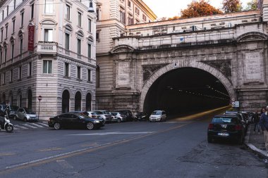 Roma, İtalya - 28 Haziran 2019: Antik binaların yakınındaki sokakta insanlar ve arabalar