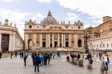 Roma, İtalya - 28 Haziran 2019: St. Peter Bazilikası önünde turist kalabalığı