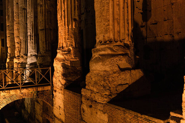 РИМ, ИТАЛИЯ - 28 ИЮНЯ 2019 г.: бетонная стена и древние колонны
