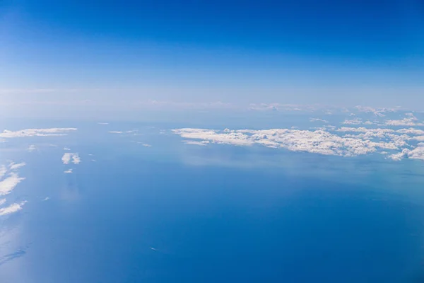 Φωτεινό Γαλάζιο Του Ουρανού Λευκά Σύννεφα Στη Ρώμη Ιταλία — Φωτογραφία Αρχείου