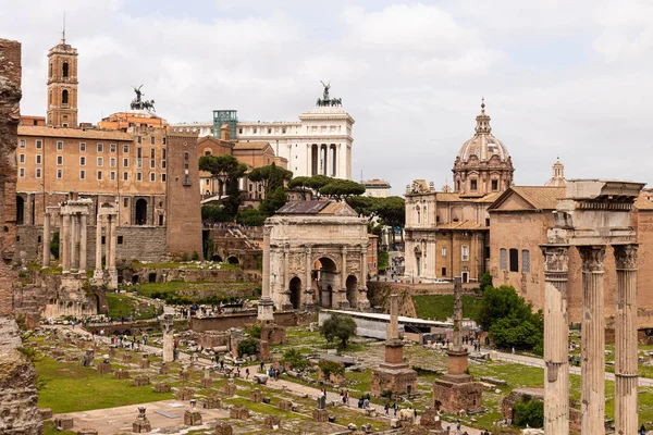 Roma Italia Junio 2019 Multitud Turistas Caminando Foro Romano —  Fotos de Stock