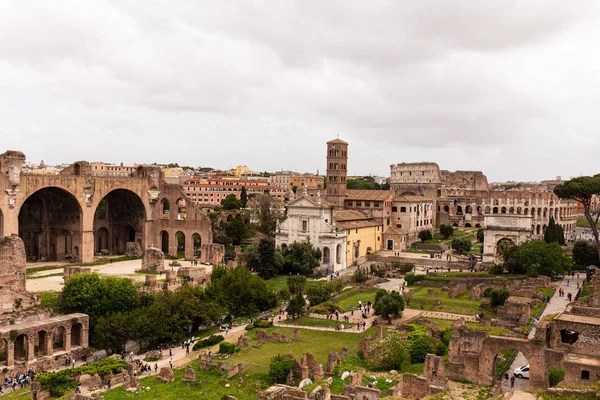 Roma Itália Junho 2019 Turistas Andando Pelo Fórum Romano Sob — Fotografia de Stock